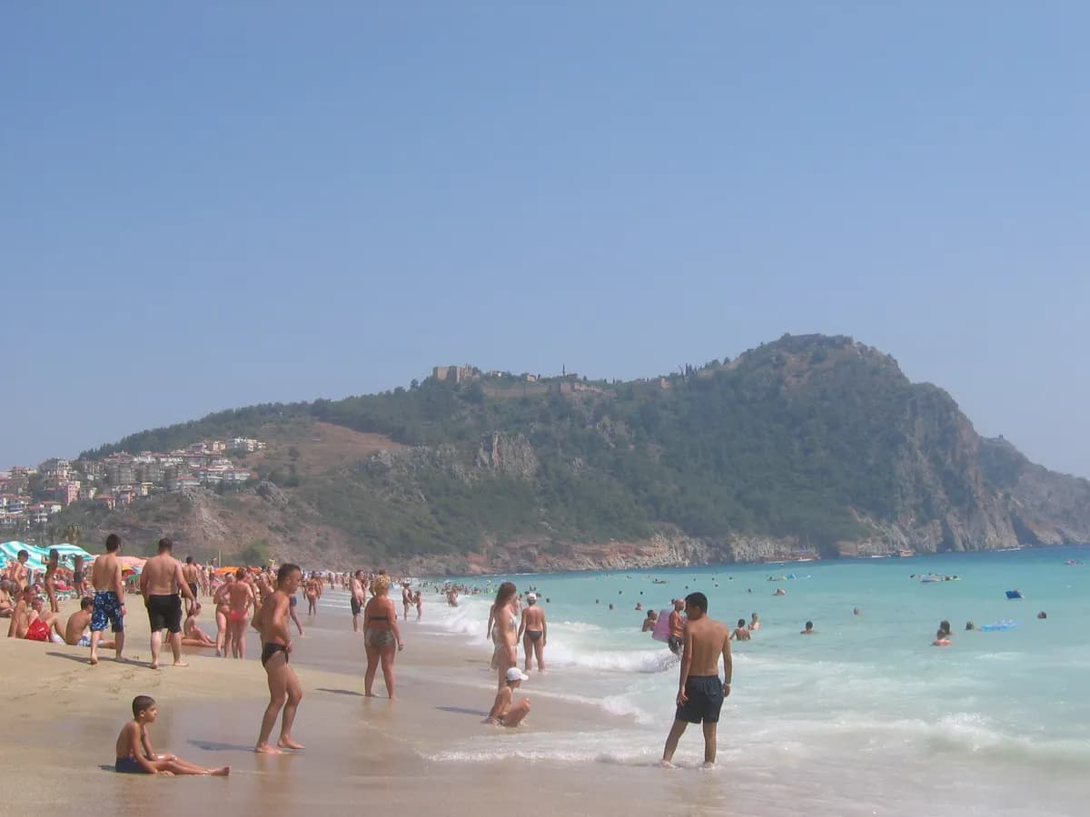 Alanya Kalesi, Damlataş Mağarası ve Dim Çayı Gezi Rehberi: Kleopatra Plajı ve Kızılkule