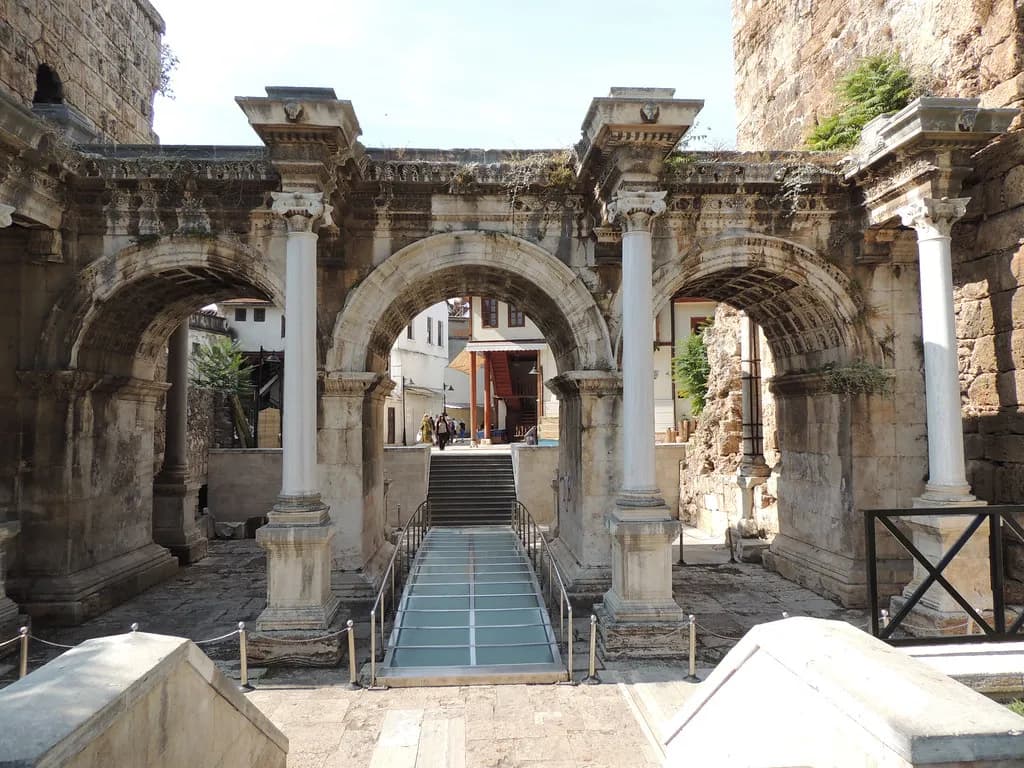 Antalya Kaleiçi ve Antik Tiyatrolar Rehberi: Hadrian Kapısı, Aspendos ve Düden Şelalesi