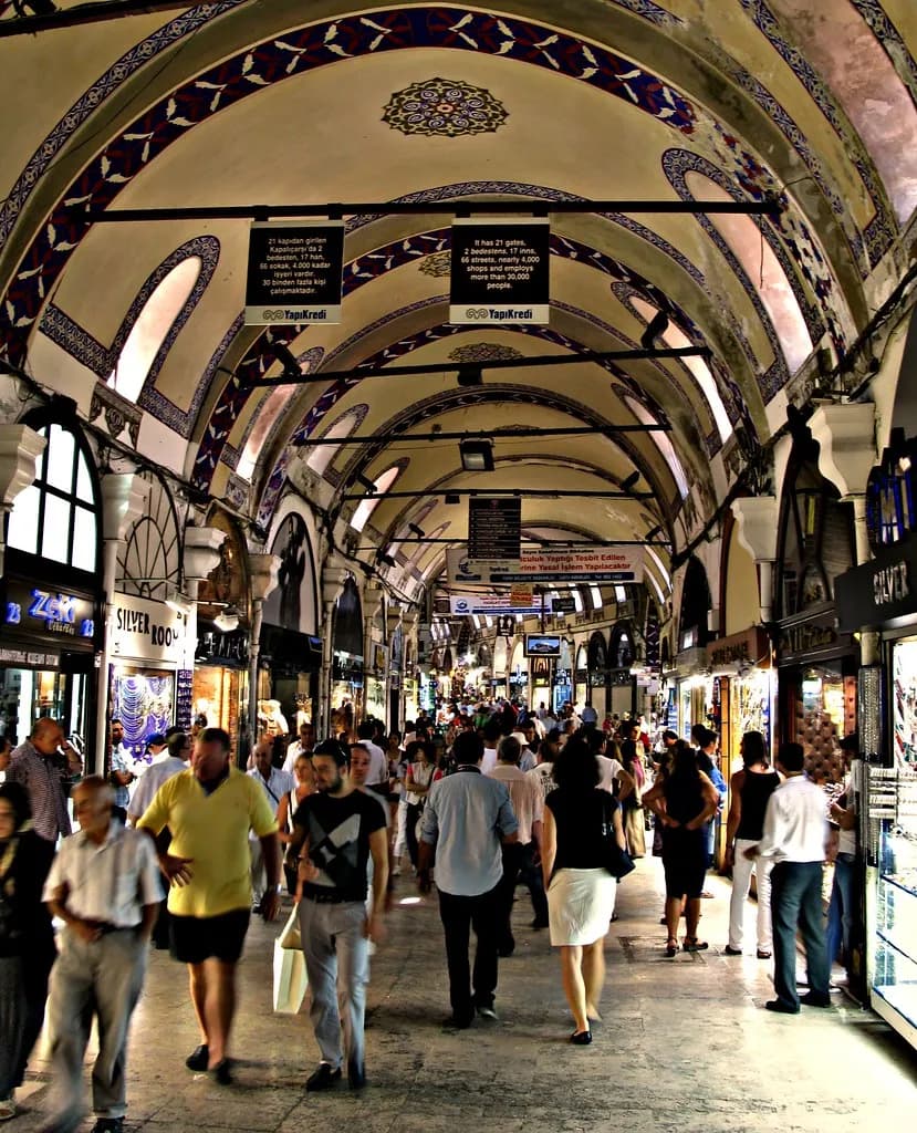 Kapalıçarşı ve Mısır Çarşısı Alışveriş Rehberi: Türk Halısı, Baharat ve Pazarlık Sanatı