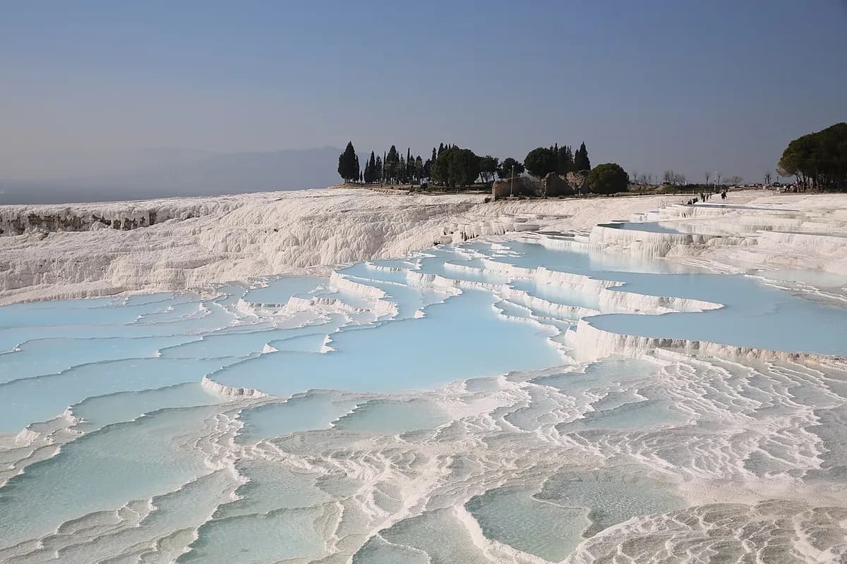 Pamukkale Travertenleri ve Hierapolis Gezi Rehberi: Kleopatra Antik Havuzu ve Termal Su Deneyimi