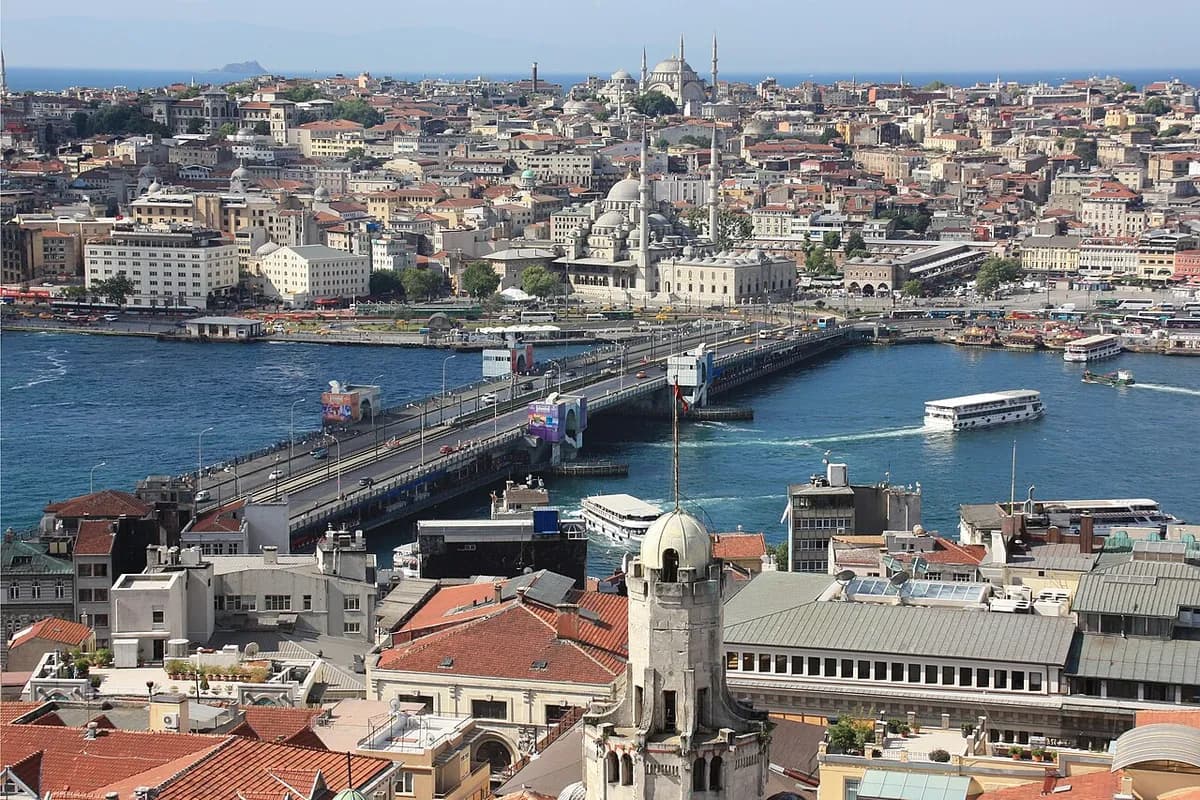 Türkiye'de İnternet ve İletişim Rehberi: Turist SIM Kart, eSIM ve Operatör Seçimi (2026)