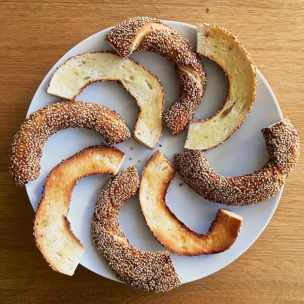 Gerçek Türk Sokak Lezzetleri Rehberi: Simit, Midye Dolma, Kokoreç ve Islak Hamburger