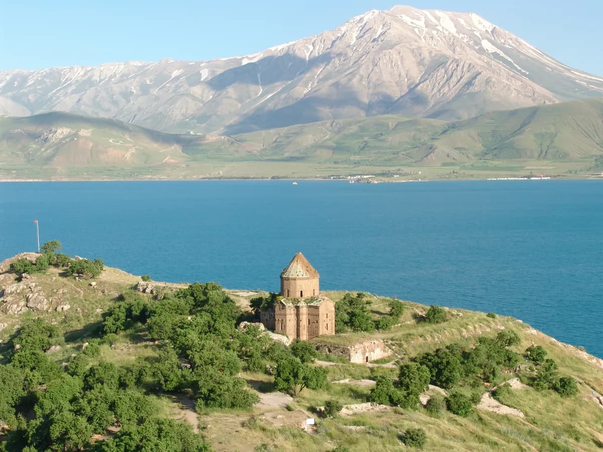 Van Gölü ve Akdamar Adası Gezi Rehberi: Kutsal Haç Kilisesi, Meşhur Van Kahvaltısı ve Hoşap Kalesi