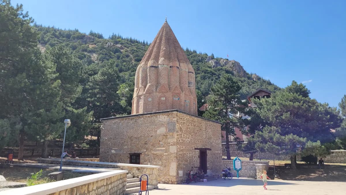 Akşehir Seyyid Mahmud Hayrani Türbesi (1268)