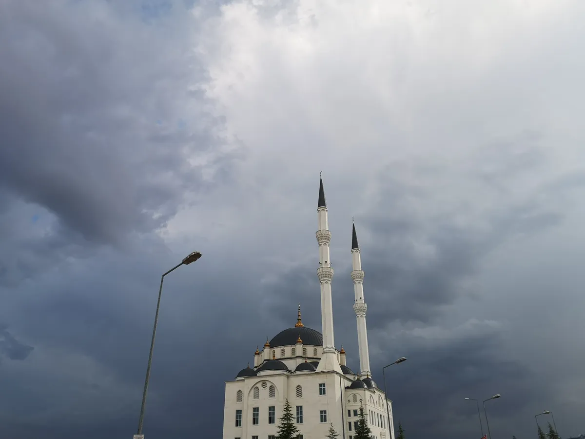 Ataşehir Mimar Sinan Camii (6 Minareli Anıt Cami)