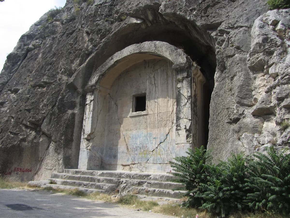 Aynalı Mağara (Rahip Tes Kaya Mezarı)