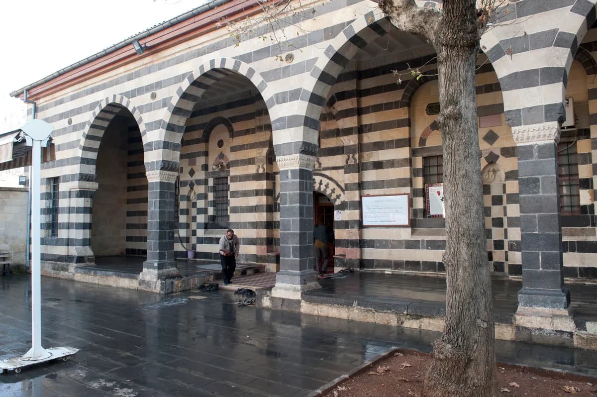 Bakır Tarihi Mehmet Ağa Camii ve Haziresi (Kırkağaç)