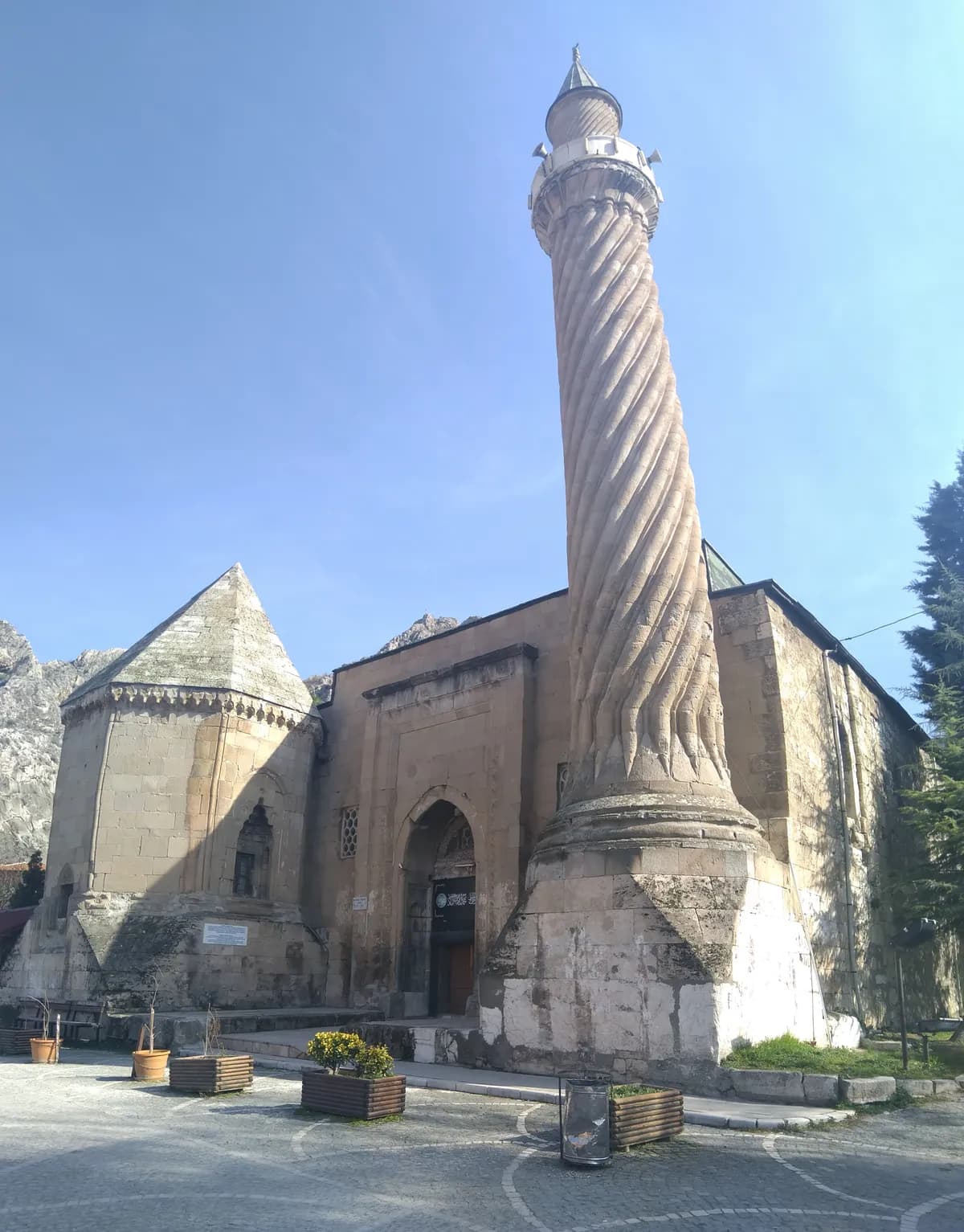 Burmalı Minare Camii (1242)