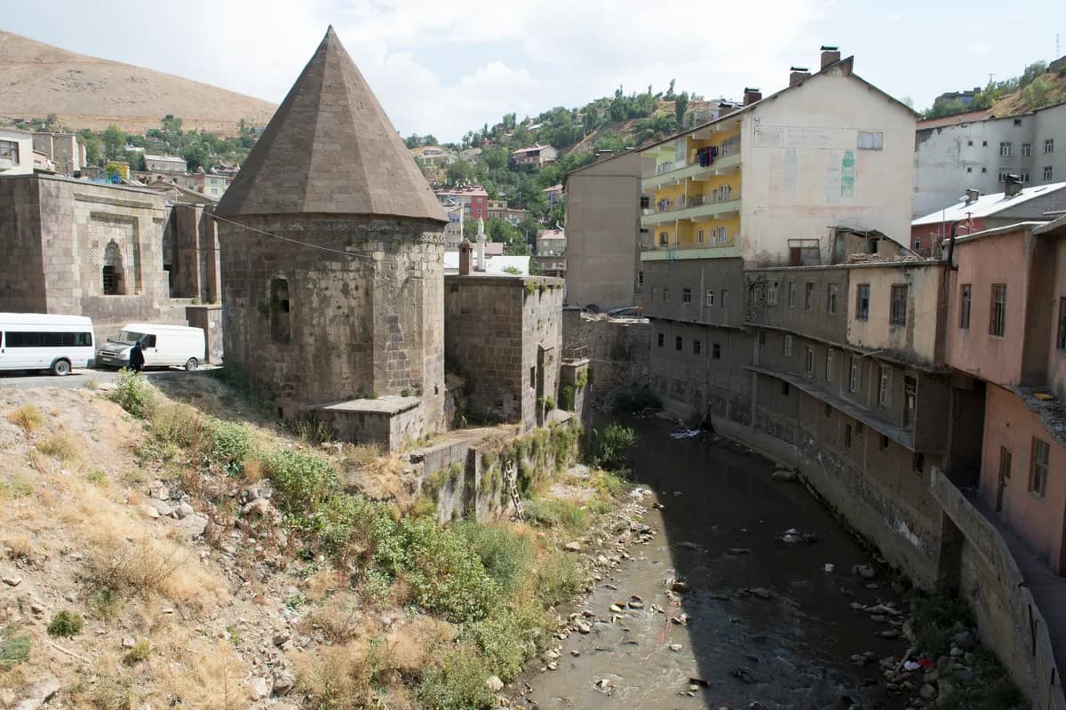 Dedekoru Mesire Alanı ve Türbesi