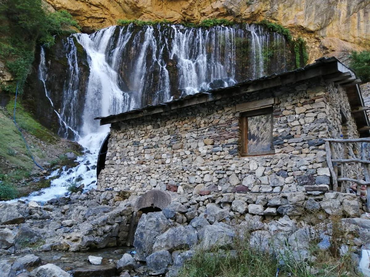 Değirmen Şelalesi ve Tarihi Su Değirmeni