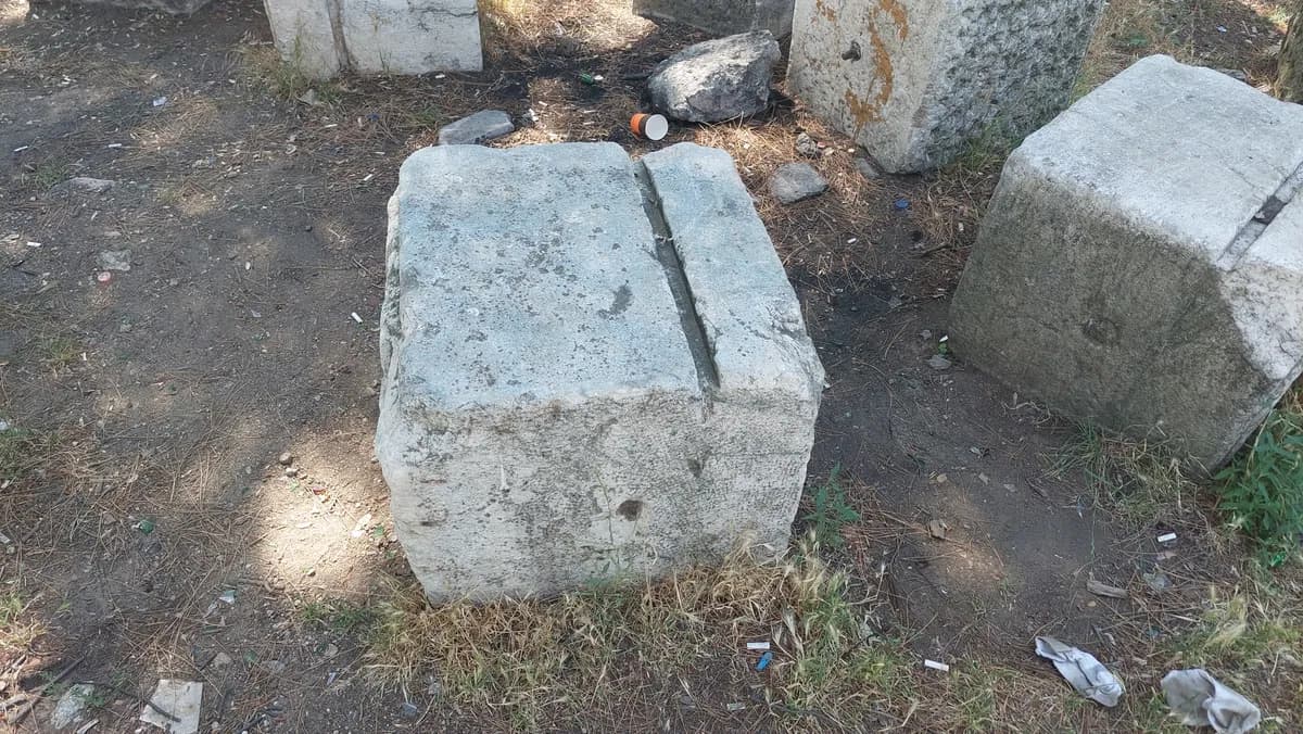Deveçatağı Tarihi Kaya Mezarları ve Kalıntıları