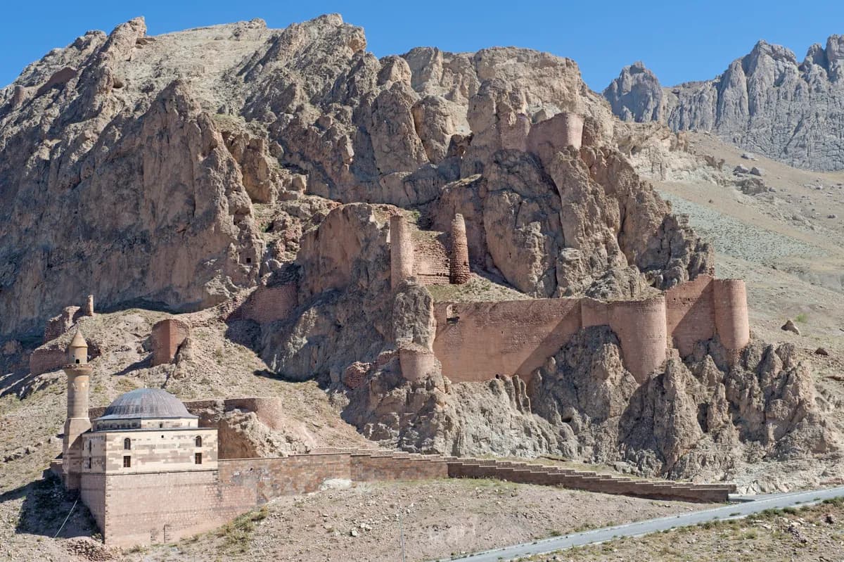 Doğubayazıt Kalesi (Urartu Kalesi)