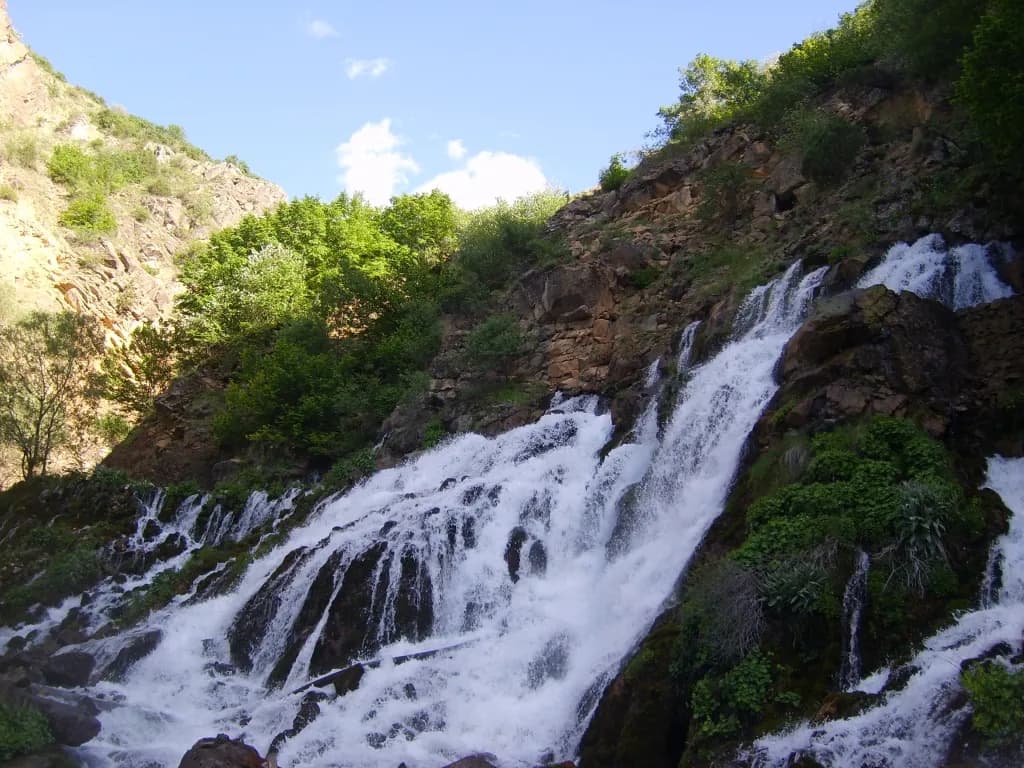 Dünyaca Ünlü Tomara Şelalesi Tabiat Parkı (Kırk Gözeler Çağlayanı)