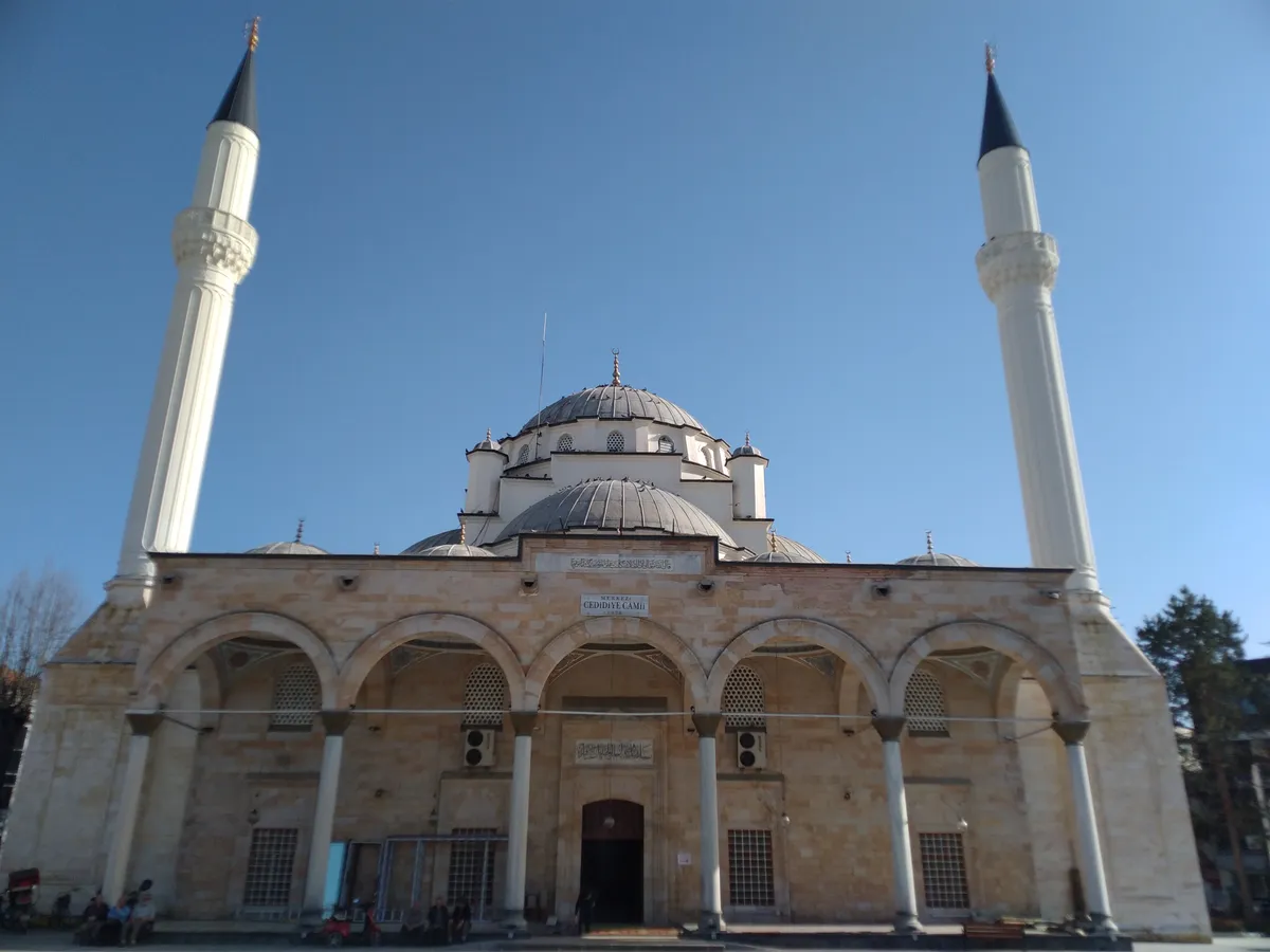 Düzce Anıtpark Meydanı ve Tarihi Cedidiye Camii Çarşısı