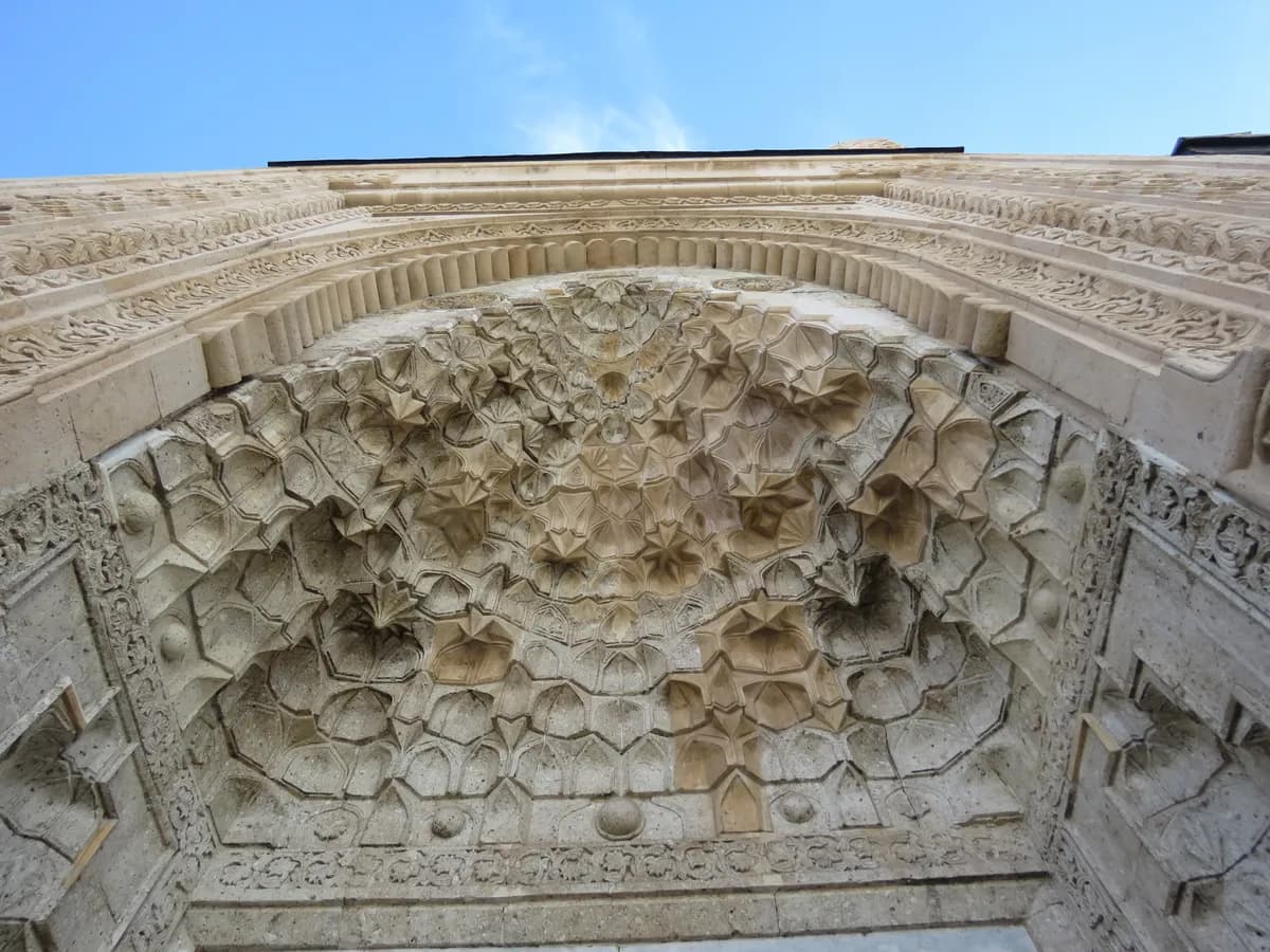 Eşrefoğlu Camii ve Külliyesi (UNESCO Dünya Mirası - 1296 Ahşap Direkli Şaheser)