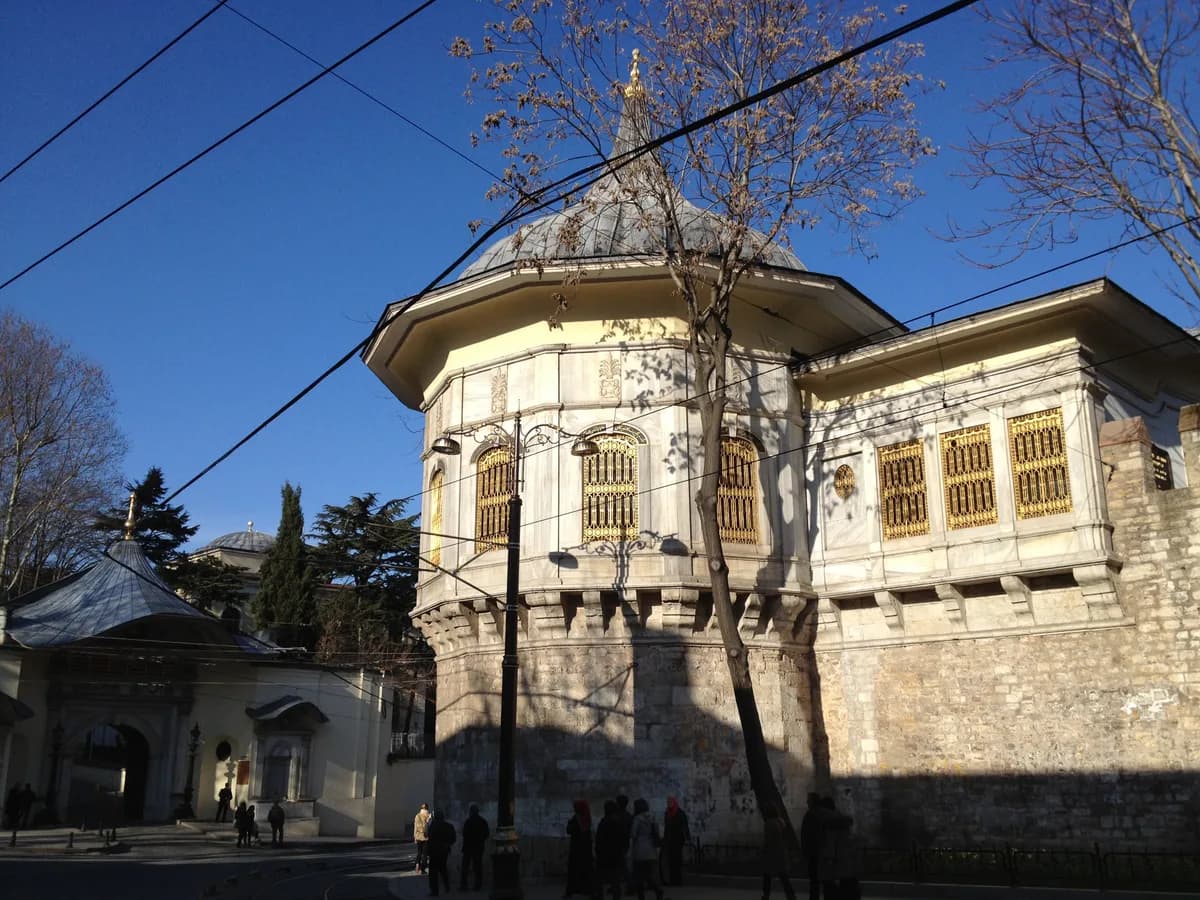 Ahmet Hamdi Tanpınar Edebiyat Müze Kütüphanesi (Alay Köşkü)