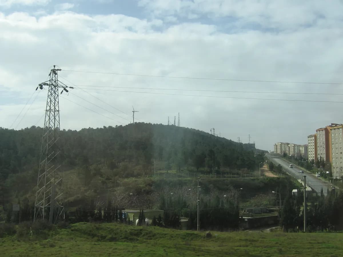 Gaziler Tepesi ve Antik Kaya Mezarları (Sarıoğlan)