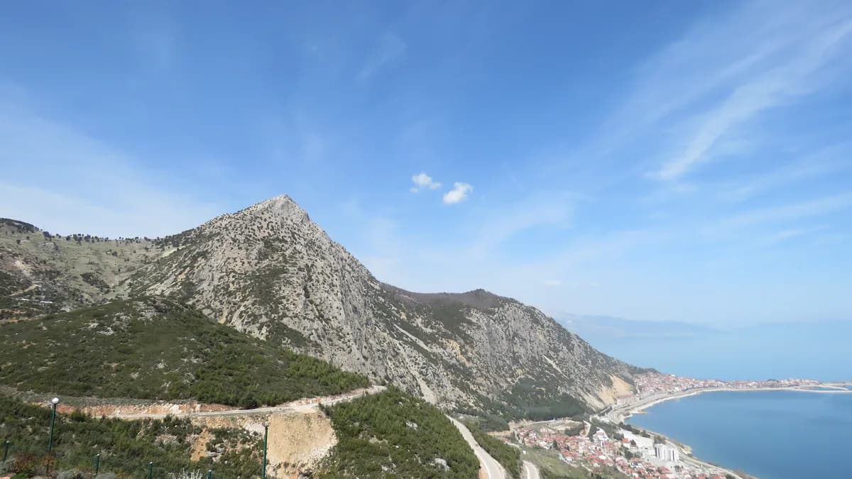 Gelendost Eğirdir Gölü Kıyı Sahili ve Balıkçı Barınağı (Göl Dinlenme)