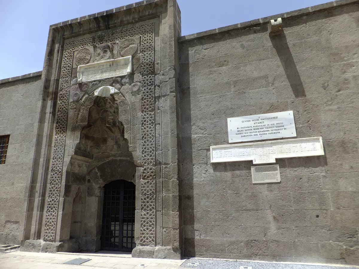 Gevher Nesibe Şifahanesi ve Tıp Tarihi Müzesi (Selçuklu Çifte Medrese - 1206)