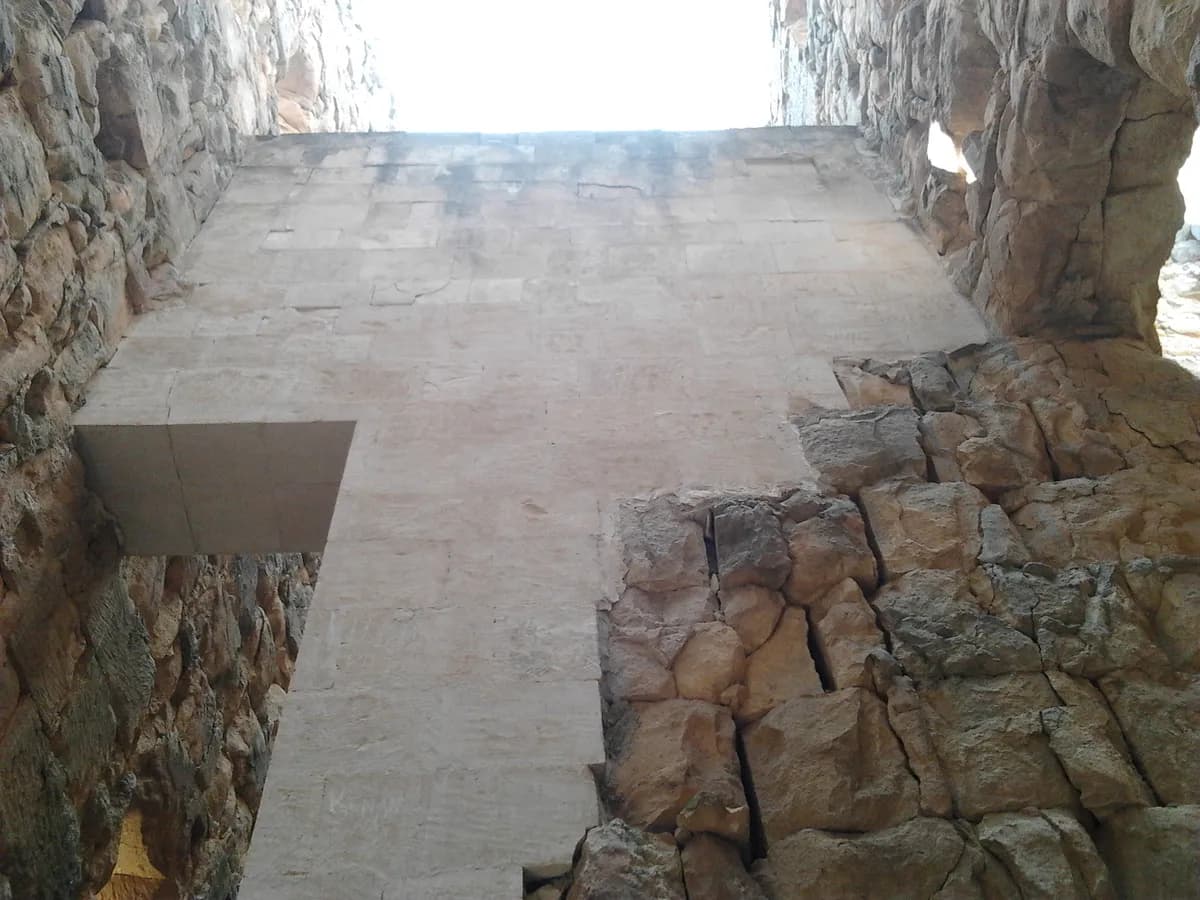 Kanlıdivane (Kanytelleis) Antik Kenti ve Çöküntü Obruğu (60 m Uçurum)
