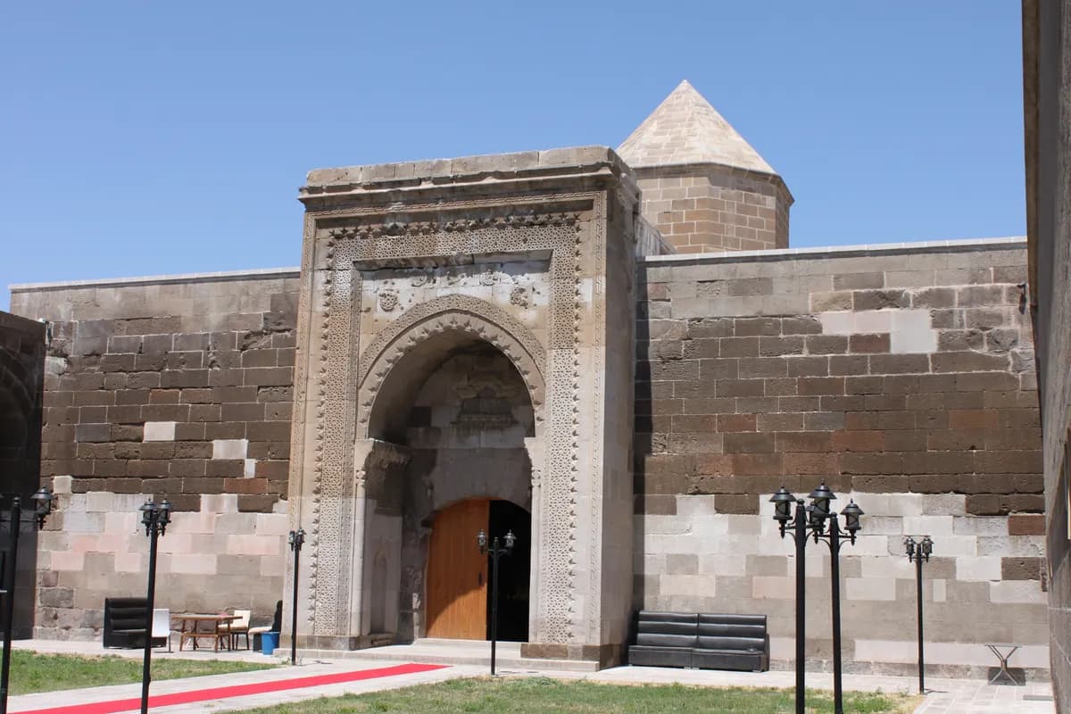 Karatay Hanı ve Külliyesi (1240 - Celaleddin Karatay Kervansarayı)