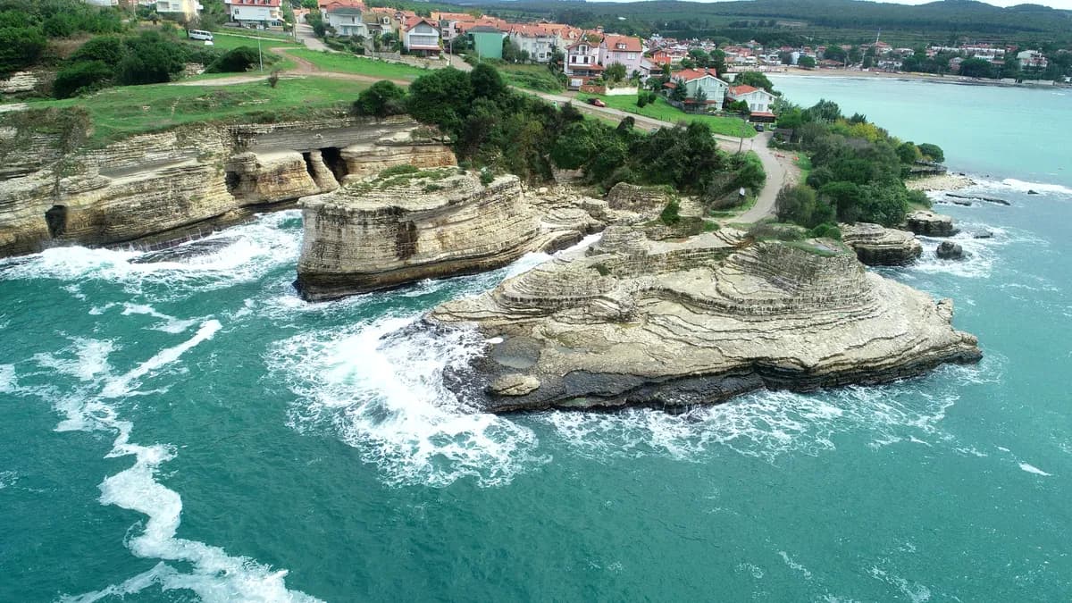 Kerpe Kayalıkları ve Doğal Limanı (Kartal Kayaları - Karadeniz Falezleri)