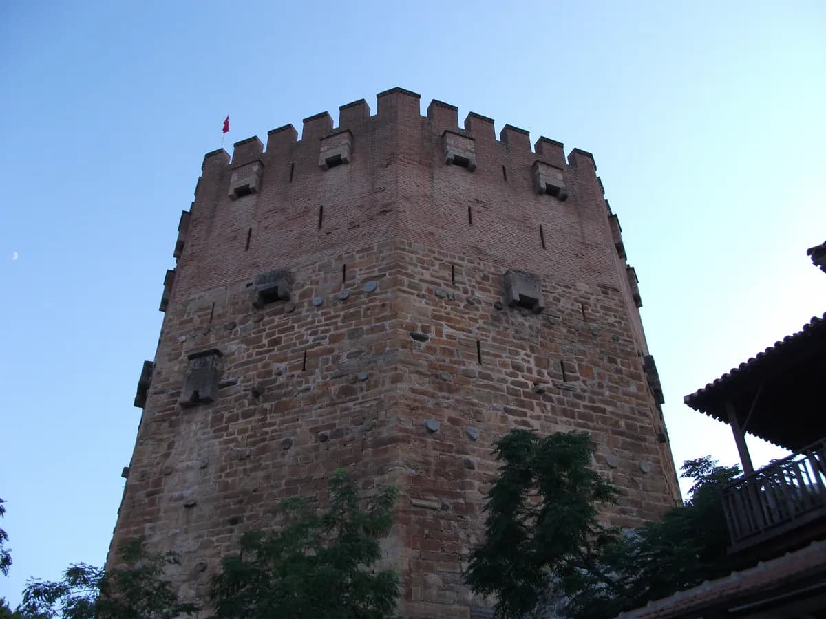 Kızılkule (1226 Selçuklu Savunma Kulesi 33m)