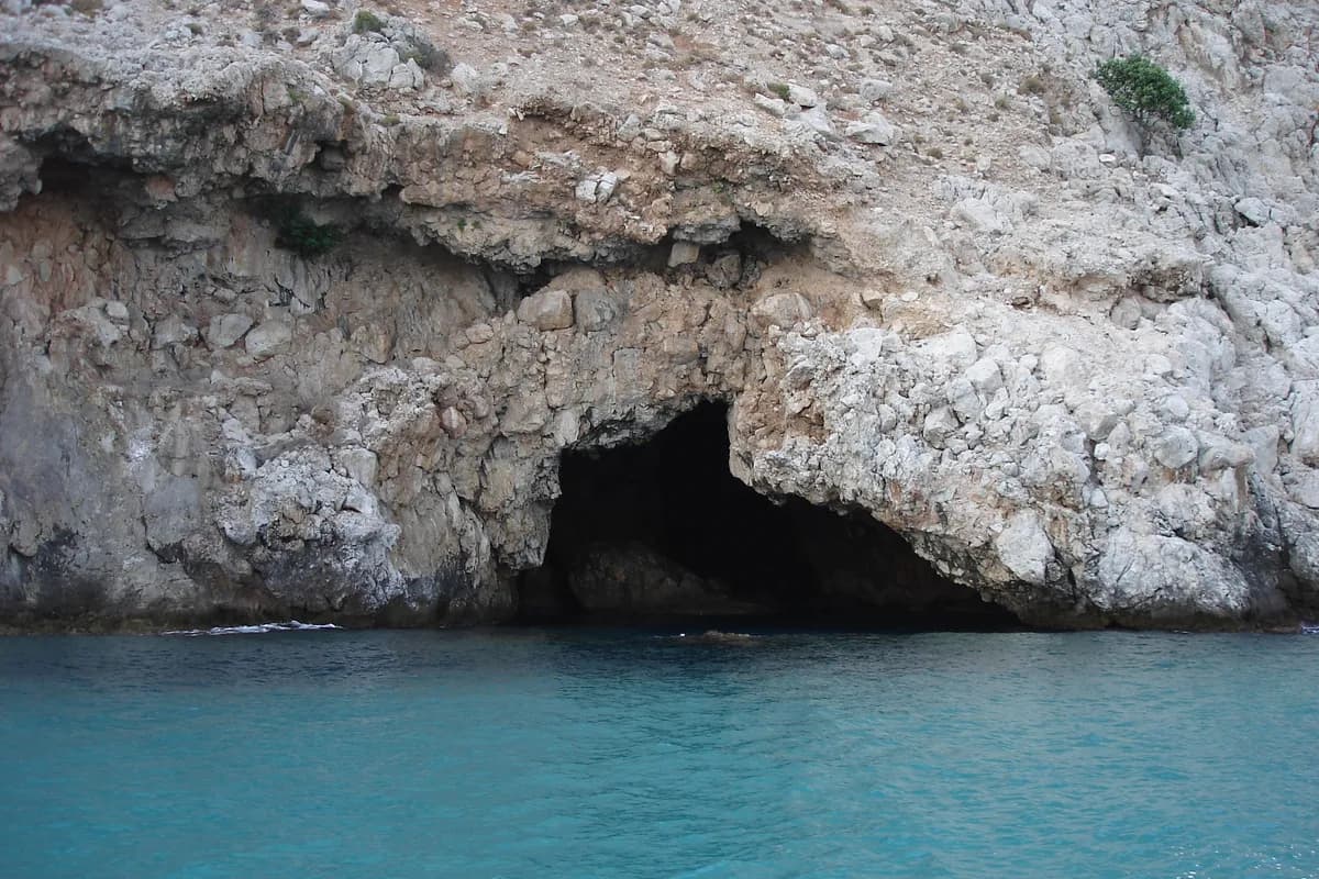 Korsanlar Mağarası (Kızlar Mağarası)