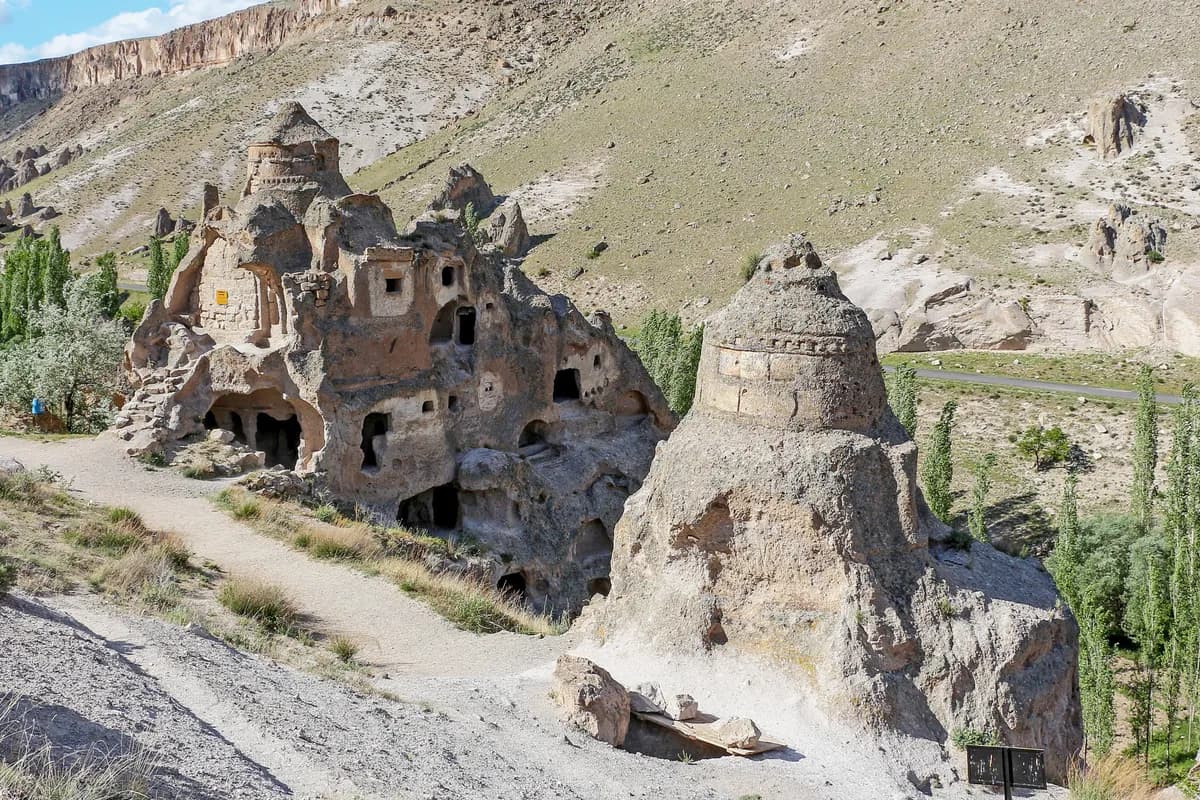 Kubbeli Kilise ve Kaya Avlusu (Soğanlı - Yeşilhisar)
