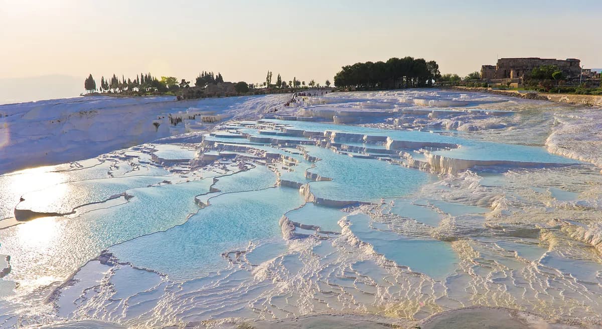 Pamukkale Beyaz Travertenleri