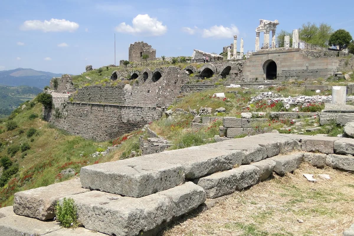 Pergamon Akropolü ve Antik Tiyatrosu (UNESCO Dünya Mirası - MÖ 3. Yüzyıl)