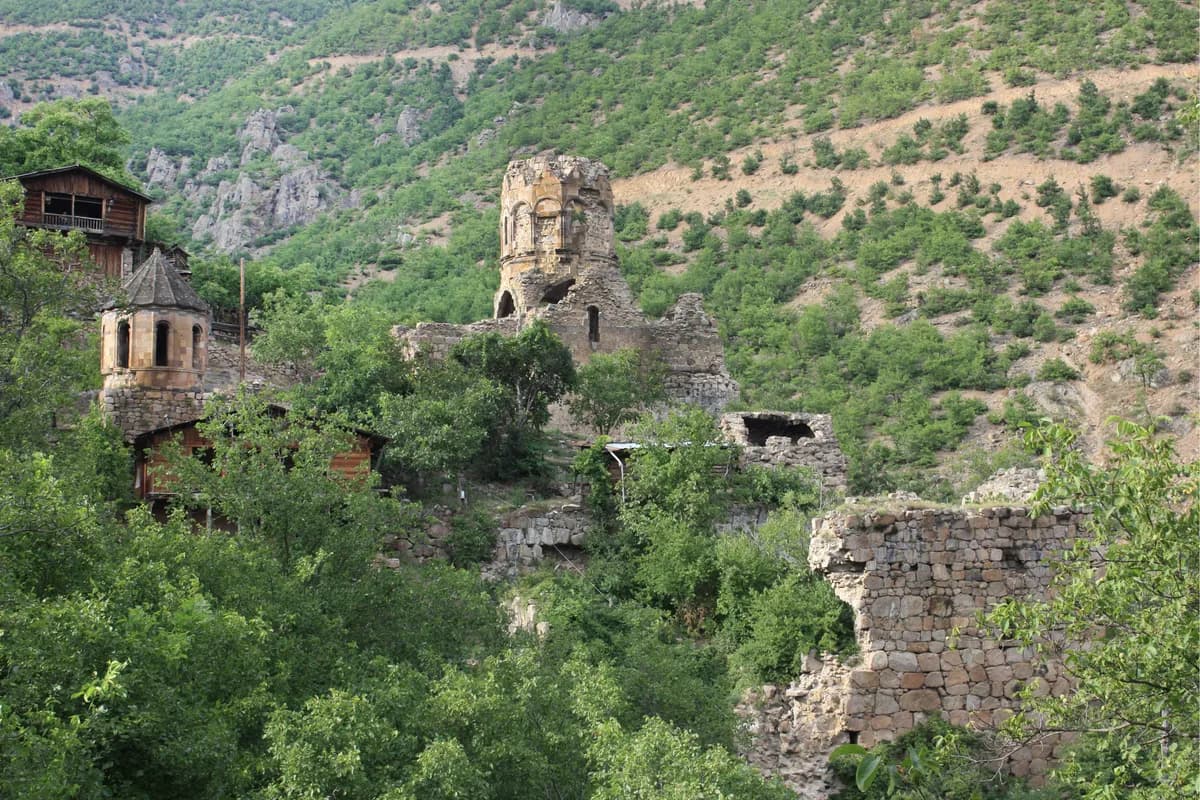Porta Manastırı & Tarihi Kilisesi (Pırnallı Köyü)