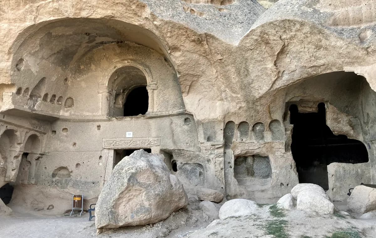 Selime Katedrali ve Kaya Manastır Kompleksi