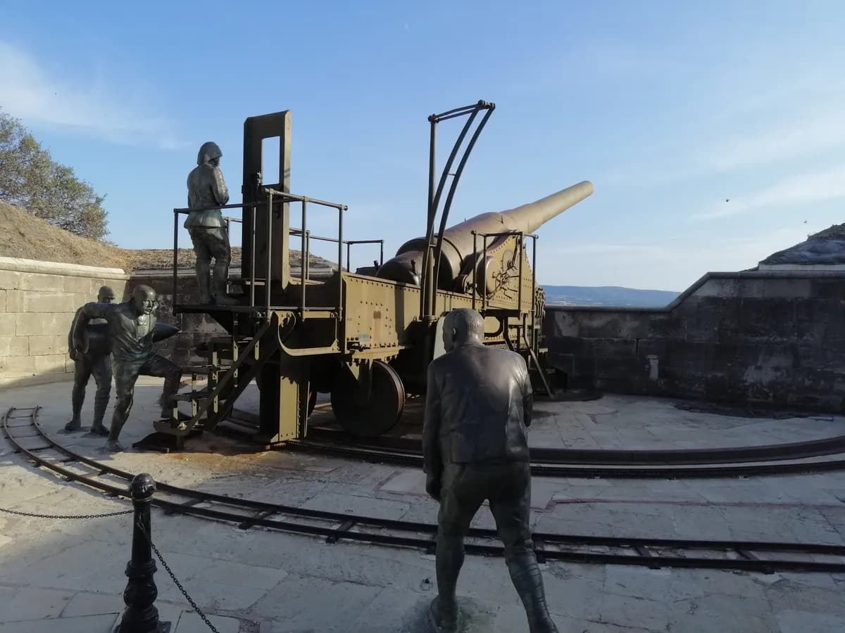 Seyit Onbaşı Anıtı & Rumeli Mecidiye Tabyası (276 Kg Mermiyi Sırtlayan Kahraman)