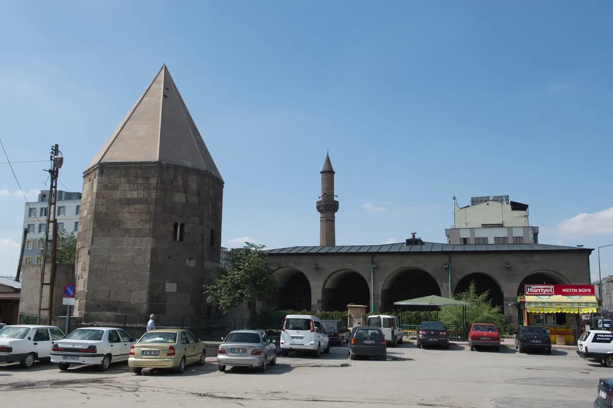 Sivasi Hatun Camii ve Türbesi (1281 - Selçuklu Ulu Mabedi)