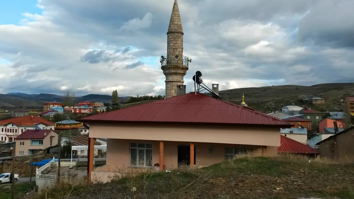 Sofular Köyü Tarihi Camii ve Çınarlı Köy Meydanı (Pazarlar)