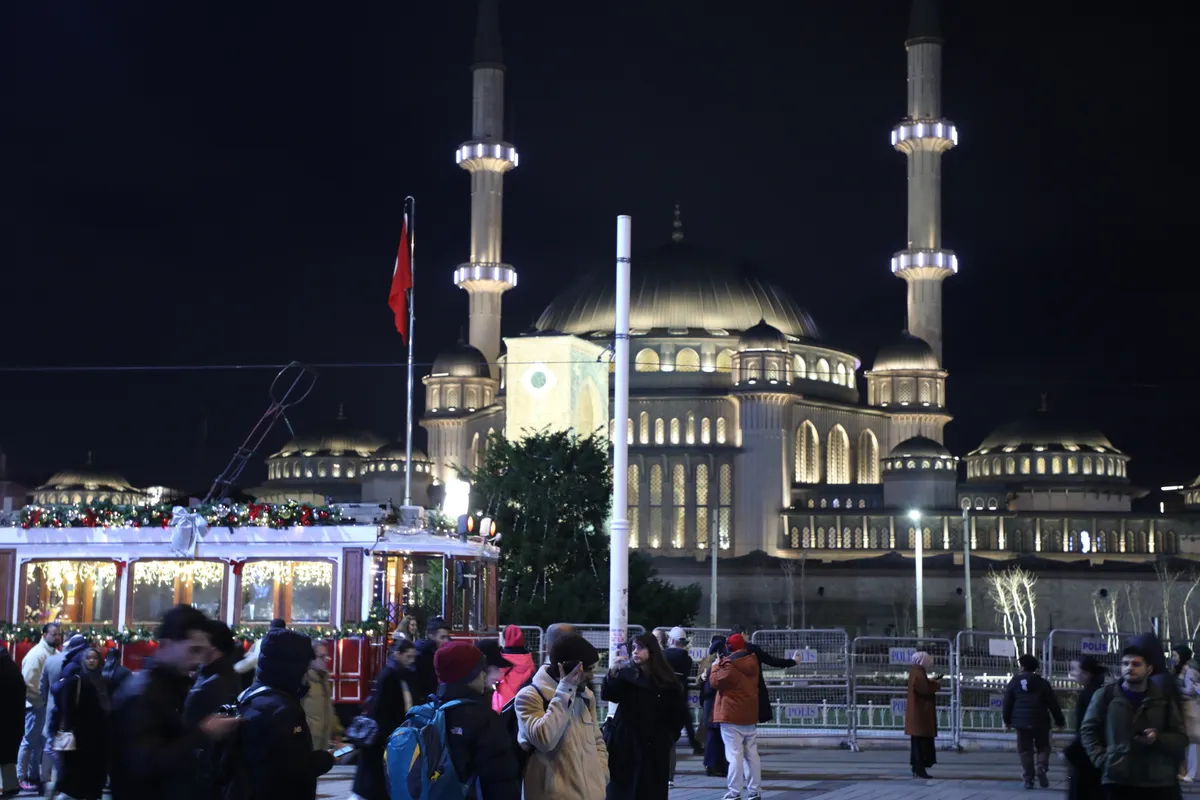 Taksim Meydanı ve Cumhuriyet Anıtı (Pietro Canonica - 1928)