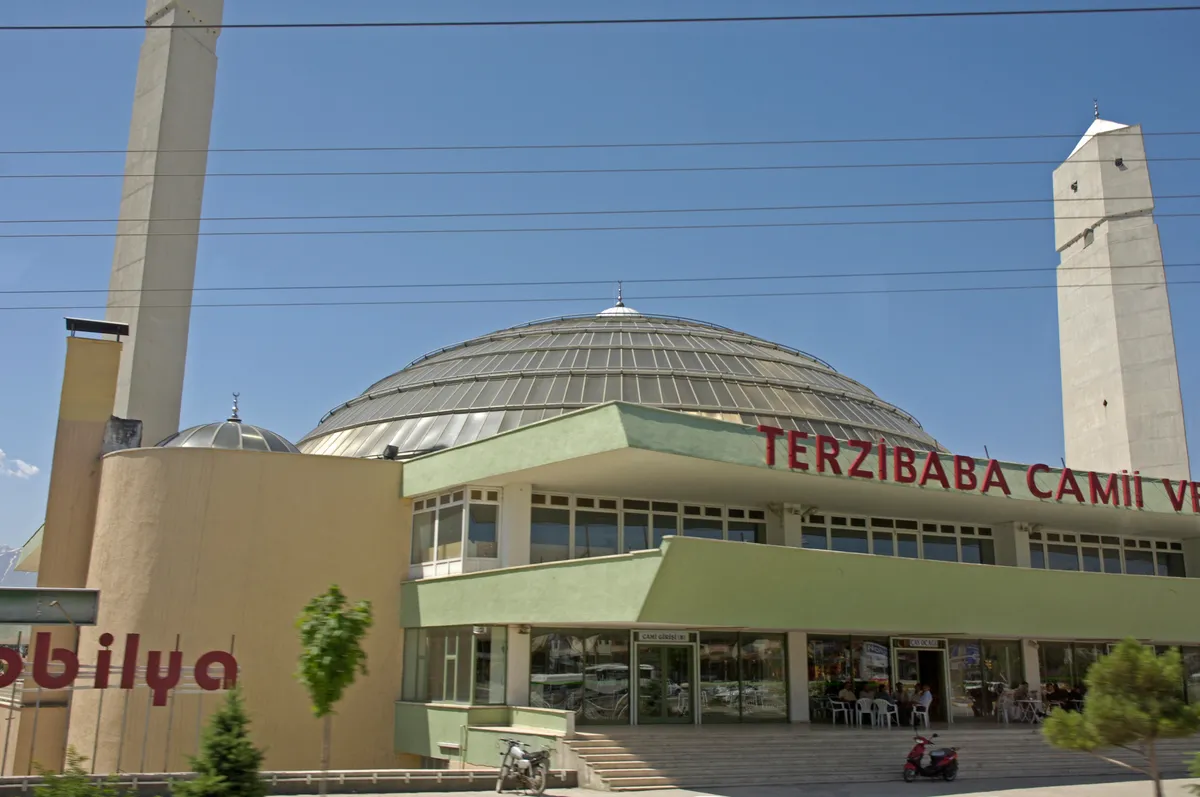 Tarihi Akcami ve Külliyesi