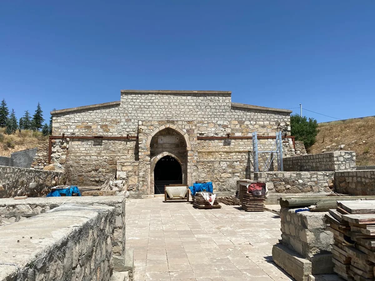 Tarihi Aslanapa Selçuklu Hanı Kalıntıları