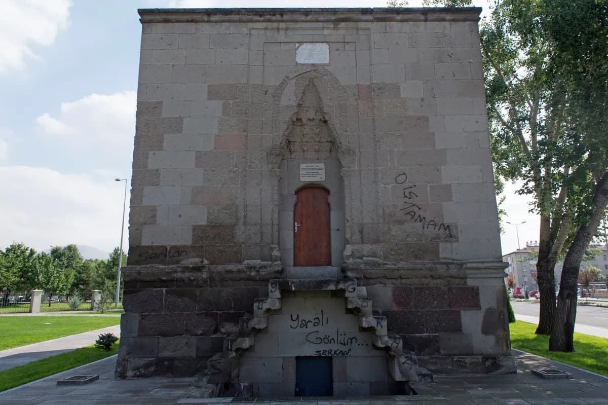 Tarihi Ayn-ı Ali Türbesi ve Çay Bahçesi (Yunusemre)