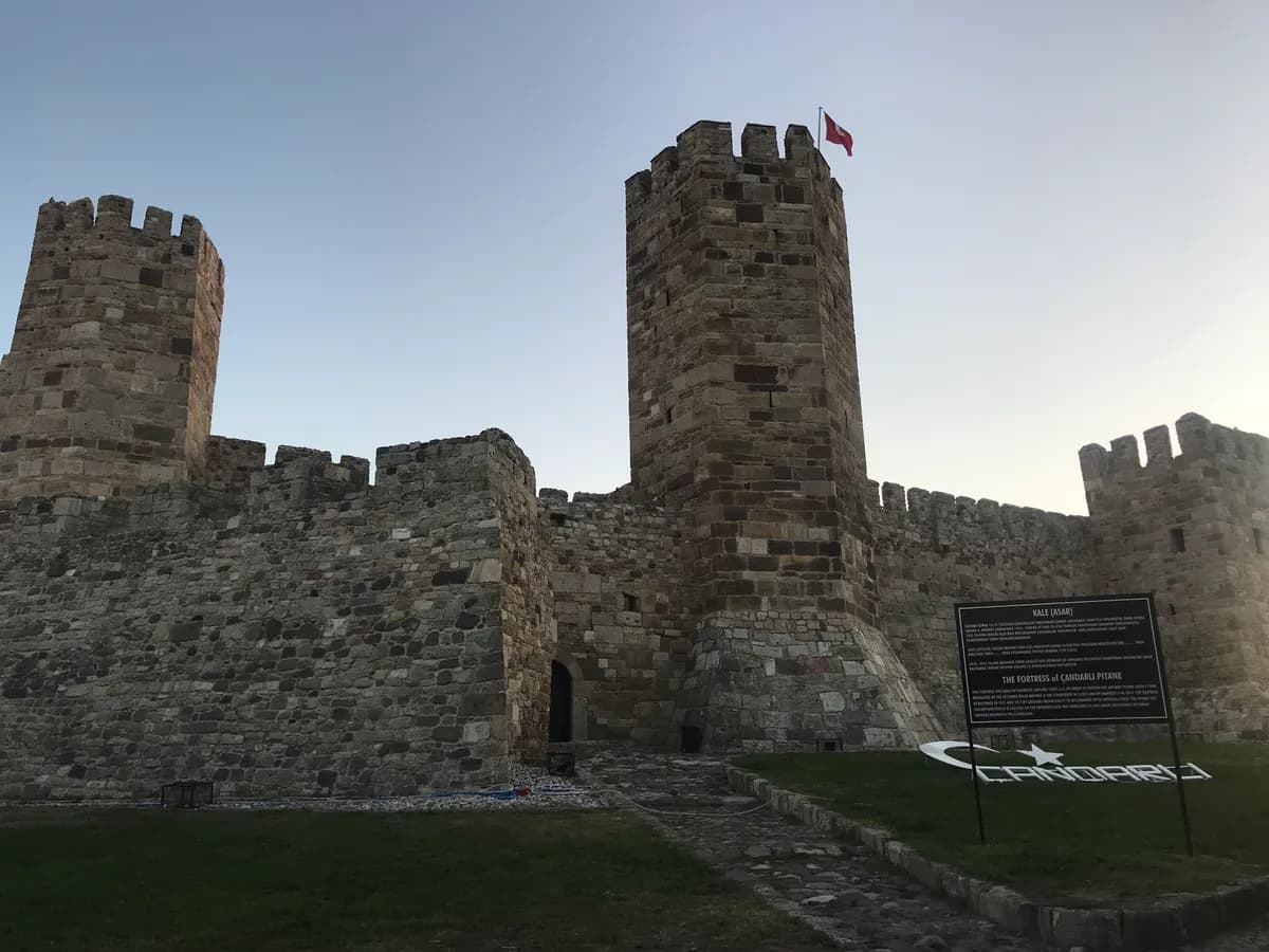 Tarihi Çandarlı Kalesi (Sadrazam Çandarlı Halil Paşa - 15. Yüzyıl)