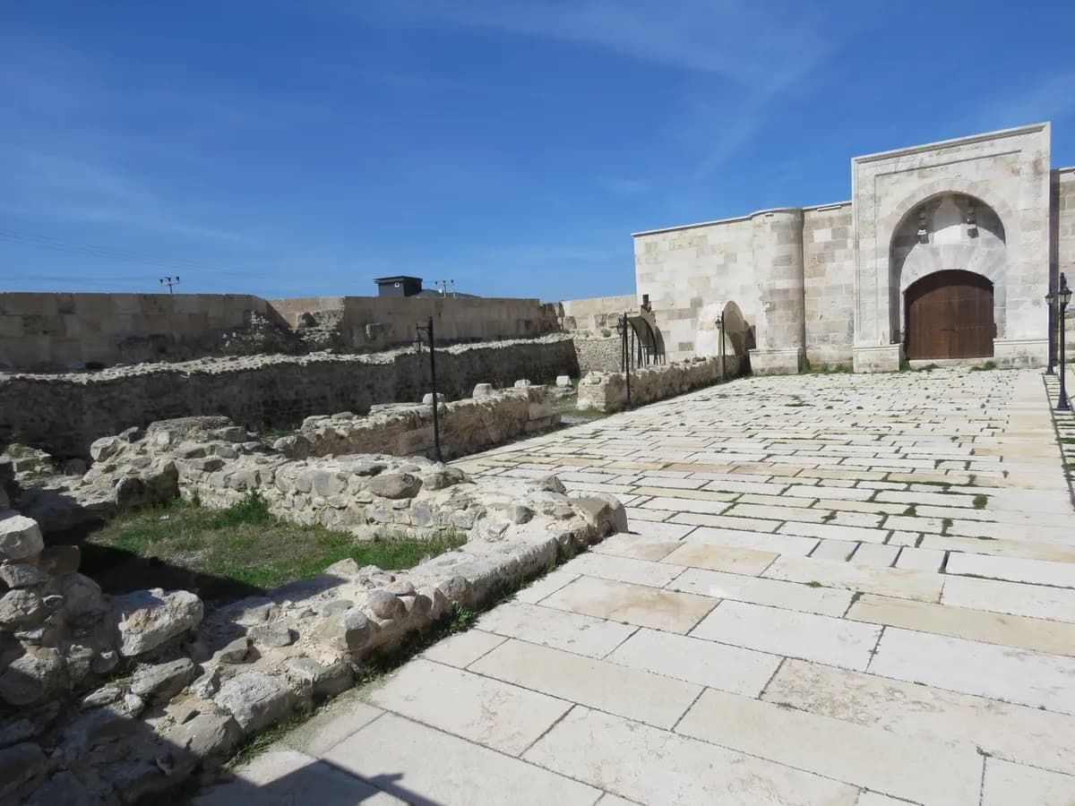 Tarihi Çardak Hanı (M.S. 14. Yüzyıl Erken Osmanlı Kervansarayı & Tarihi İskele)