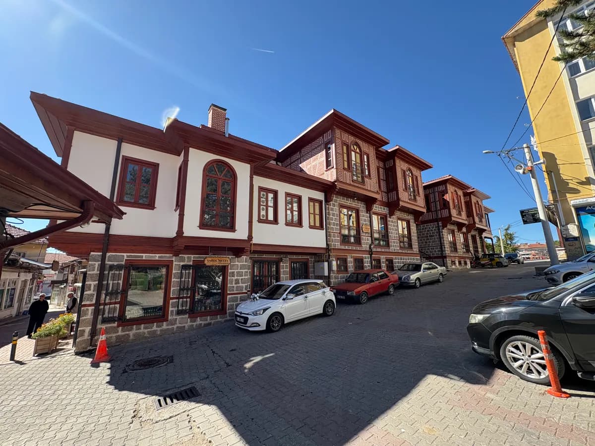 Tarihi Çınaraltı 800 Yıllık Tabiat Anıtı Çınarı ve Arasta Çarşısı