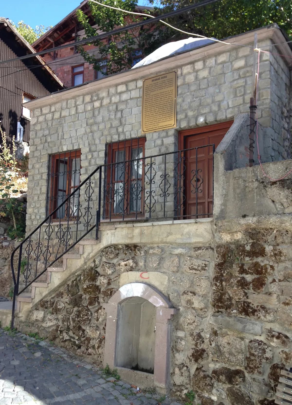 Tarihi Debbağ Dede Türbesi