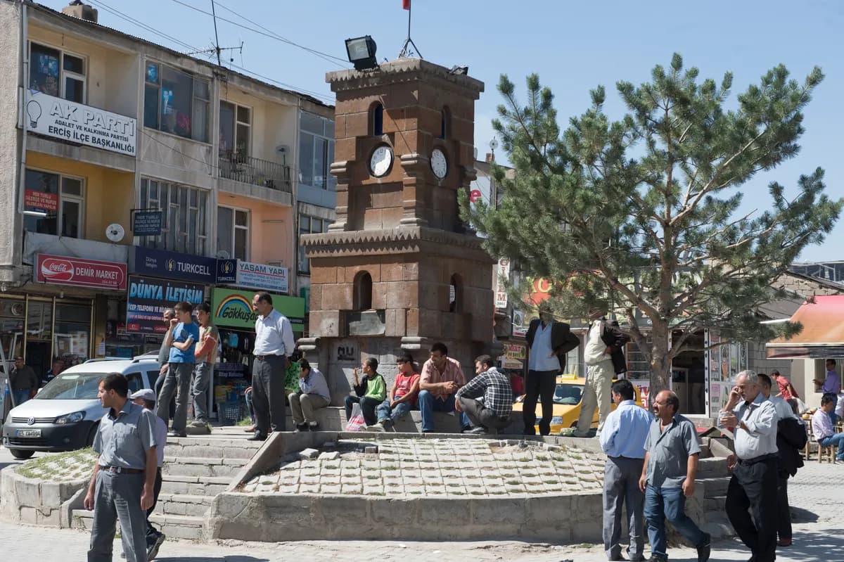 Tarihi Erciş Kalesi ve Urartu Kaya Odaları