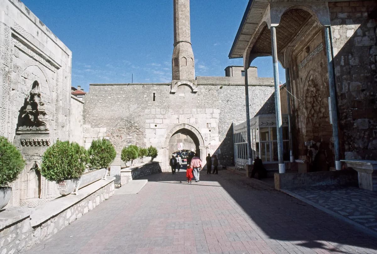 Tarihi Hasan Bey Medresesi ve Türbesi