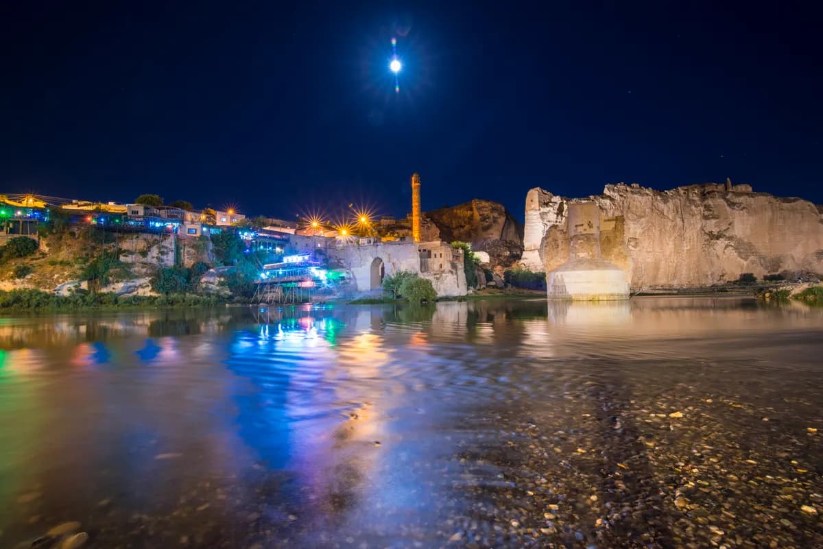 Tarihi Hasankeyf Kalesi (Ulu Kale ve Kaya Saraylar)