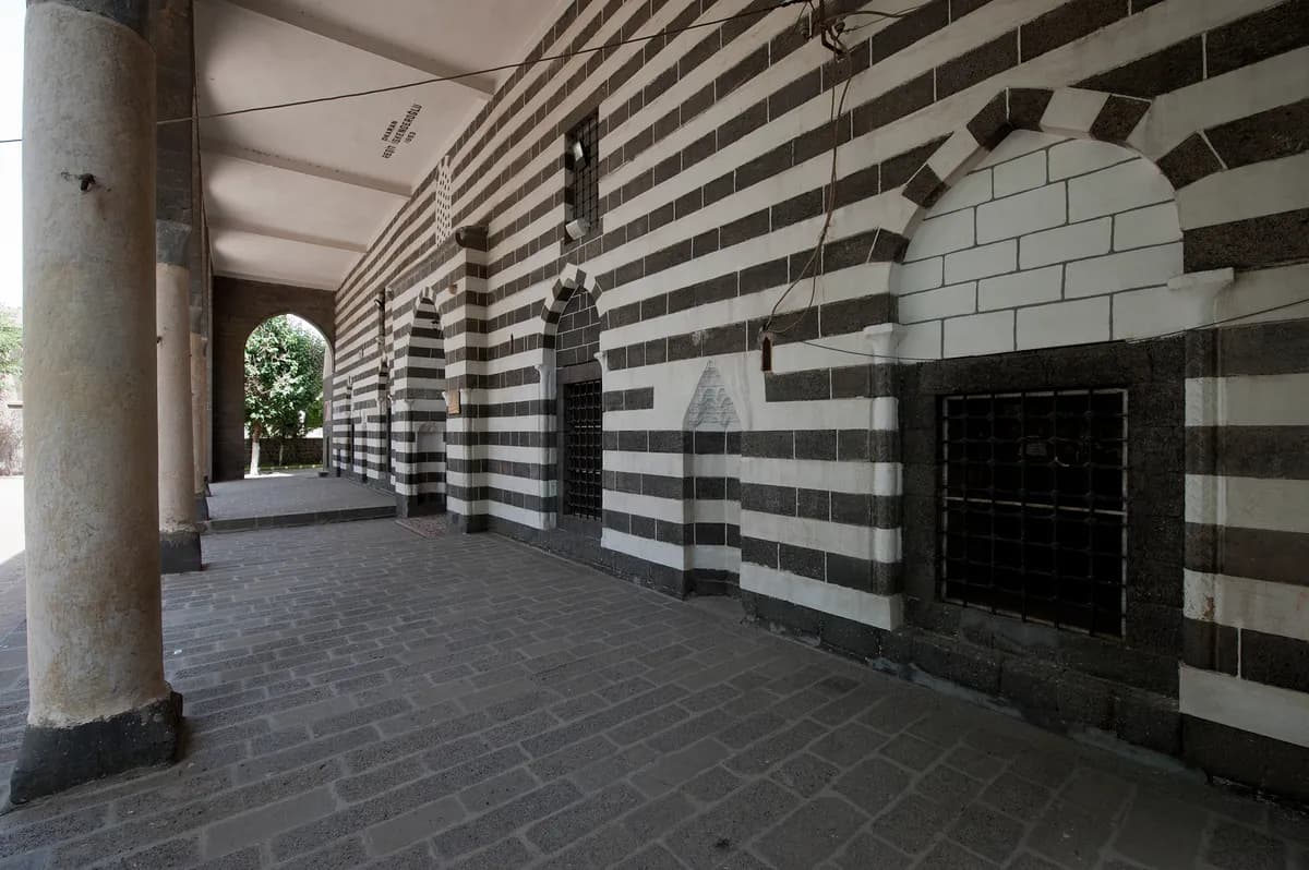Tarihi İskender Paşa Camii ve Türbeleri (Adakale)