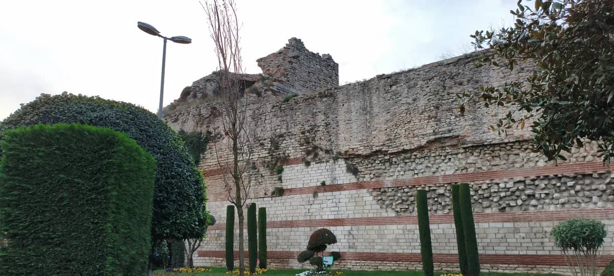 Tarihi İstanbul Kara Surları ve Belgradkapı Millet Bahçesi