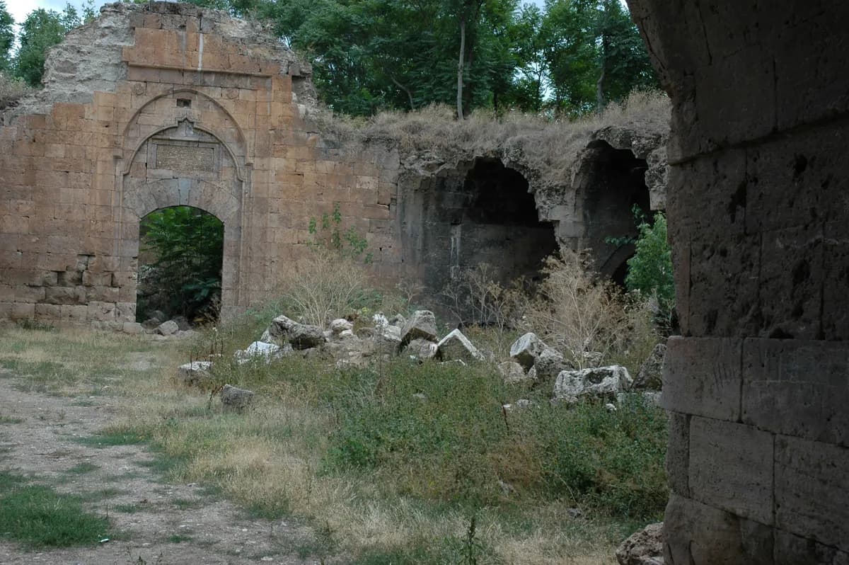 Tarihi Mahperi Hatun Kervansarayı